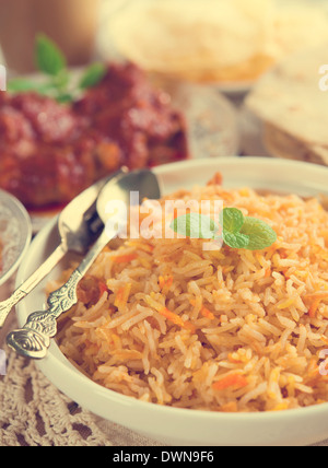 La cuisine indienne biryani Riz et poulet au curry avec effet rétro. Banque D'Images