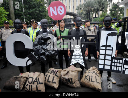 Jakarta, Indonésie. 12Th Mar, 2014. Des militants de Greenpeace Indonésie manifestation devant le bureau du ministère de l'économie à Jakarta, Indonésie, le 12 mars 2014. Des dizaines de militants de Greenpeace ont organisé mercredi une manifestation d'exhorter le gouvernement indonésien d'arrêter l'utilisation du charbon. Ti'Kuncahya Crédit : B./Xinhua/Alamy Live News Banque D'Images