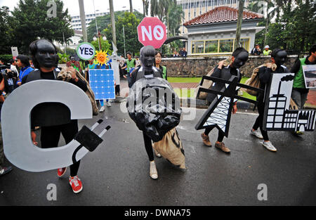 Jakarta, Indonésie. 12Th Mar, 2014. Des militants de Greenpeace Indonésie manifestation devant le bureau du ministère de l'économie à Jakarta, Indonésie, le 12 mars 2014. Des dizaines de militants de Greenpeace ont organisé mercredi une manifestation d'exhorter le gouvernement indonésien d'arrêter l'utilisation du charbon. Ti'Kuncahya Crédit : B./Xinhua/Alamy Live News Banque D'Images