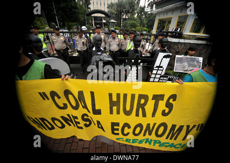 Jakarta, Indonésie. 12Th Mar, 2014. Des militants de Greenpeace Indonésie manifestation devant le bureau du ministère de l'économie à Jakarta, Indonésie, le 12 mars 2014. Des dizaines de militants de Greenpeace ont organisé mercredi une manifestation d'exhorter le gouvernement indonésien d'arrêter l'utilisation du charbon. Ti'Kuncahya Crédit : B./Xinhua/Alamy Live News Banque D'Images