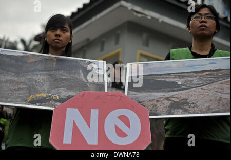 Jakarta, Indonésie. 12Th Mar, 2014. Des militants de Greenpeace Indonésie manifestation devant le bureau du ministère de l'économie à Jakarta, Indonésie, le 12 mars 2014. Des dizaines de militants de Greenpeace ont organisé mercredi une manifestation d'exhorter le gouvernement indonésien d'arrêter l'utilisation du charbon. Ti'Kuncahya Crédit : B./Xinhua/Alamy Live News Banque D'Images