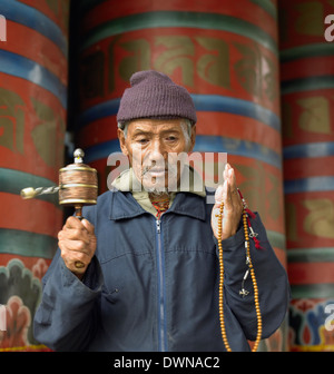 Un homme avec des roues de prière bhoutanais à Paro Dzong dans le Royaume du Bhoutan. Banque D'Images