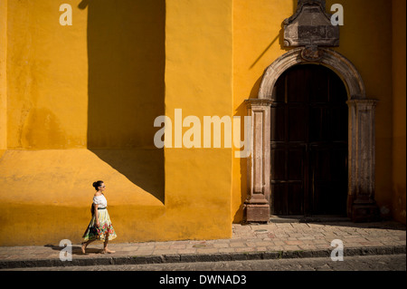 Woman walking along street, San Miguel de Allende, Guanajuato, Mexique, Amérique du Nord Banque D'Images