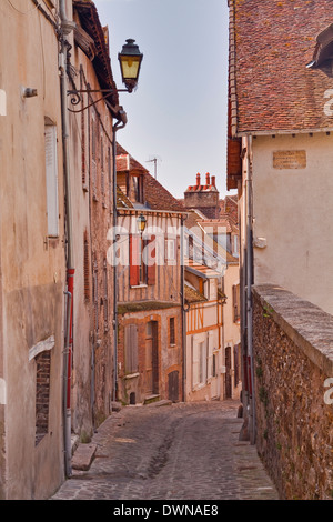 Une rue étroite de maisons à colombages dans la ville de Joigny, Yonne, Bourgogne, France, Europe Banque D'Images