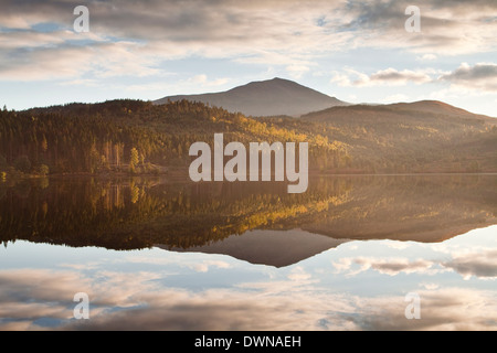 Loch Garry dans les Highlands, Ecosse, Royaume-Uni, Europe Banque D'Images