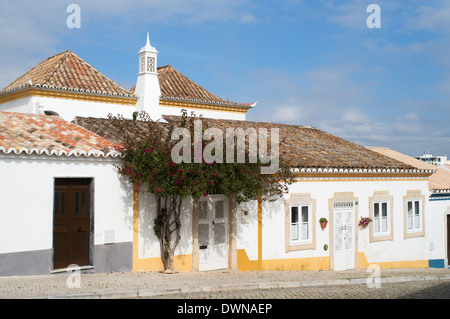 Peint en blanc à l'intérieur de maison traditionnelle Tavira Algarve Portugal Europe Banque D'Images