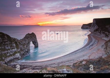 Un coucher de soleil sur Durdle Door sur la côte jurassique, UNESCO World Heritage Site, Dorset, Angleterre, Royaume-Uni, Europe Banque D'Images