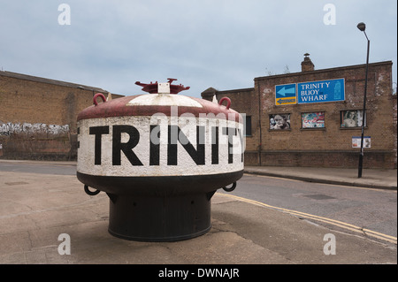 Vieille bouée d'acier utilisé comme signage‎ signe pour Trinity Buoy Wharf Banque D'Images