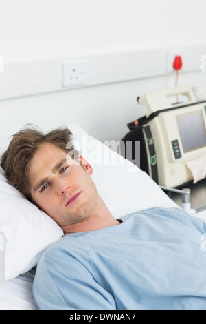 Sick man lying in hospital bed Banque D'Images
