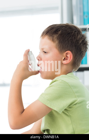 Garçon en utilisant l'asthme inhalateur à l'hôpital Banque D'Images