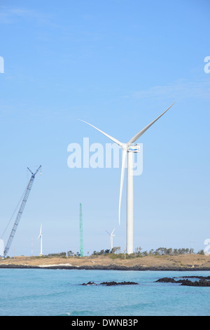 Les générateurs d'énergie éolienne en mer, l'île de Jeju Banque D'Images