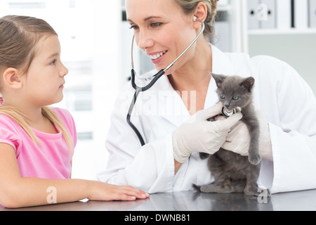 L'examen vétérinaire chaton avec girl Banque D'Images