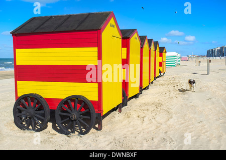 Cabines de plage, La Panne Beach, Flandre occidentale, Belgique Banque D'Images