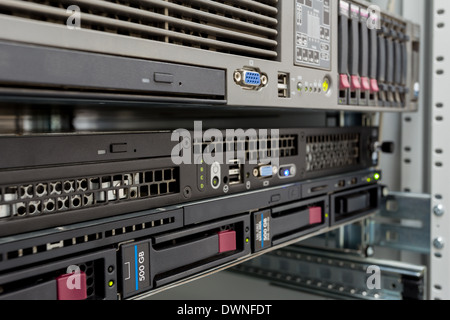 Pile de serveurs avec des disques durs dans un centre de données pour la sauvegarde et le stockage de données Banque D'Images