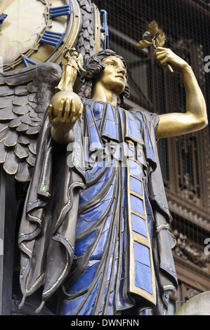 Statue de la Reine de temps équitation dans son navire de commerce au-dessus de l'entrée du grand magasin Selfridges, à Londres. Banque D'Images