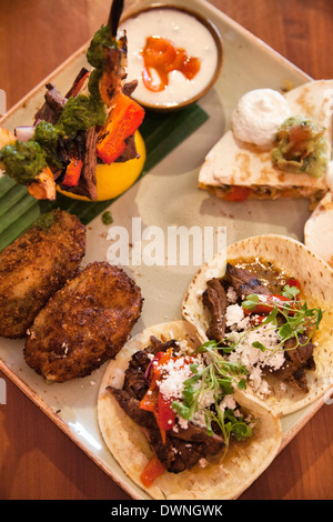 Assiette de dégustation mexicaine au Cantina Laredo à Covent Garden à Londres UK Banque D'Images