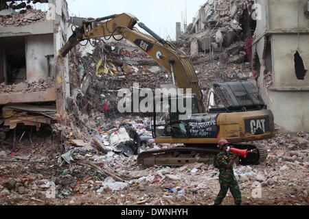 Dhaka, Bangladesh. 2 mai, 2013. (Fichiers) dans cette photographie prise le 25 avril 2013.Plusieurs milliers de travailleurs du vêtement au Bangladesh ont perdu leur emploi après leur usine a été découvert avec des graves problèmes de sécurité et d'arrêt, ont dit. L'usine a été parmi des centaines, où les travailleurs croix vêtements pour les détaillants de l'Ouest, ciblés par des experts en matière de sécurité pour l'inspection à la suite de l'effondrement du Rana Plaza building en avril 2013 qui a tué 1 135 personnes. L'équipe d'experts a ordonné l'évacuation de six étages de deux bâtiments adjacents immobilier entreprises de vêtements et de la renommée de Softex après le tricot Banque D'Images