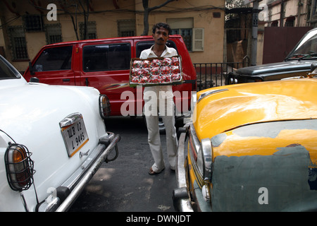 Rues de Calcutta. Les vendeurs de rue la vente de fraises, 12 janvier 2009. Banque D'Images