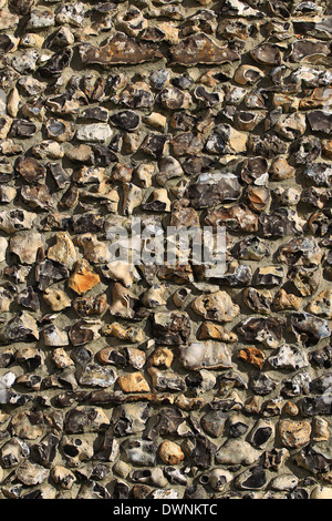 Une partie de l'un des murs de silex de la Norman construit l'église St Mary, Chilham, Kent Banque D'Images
