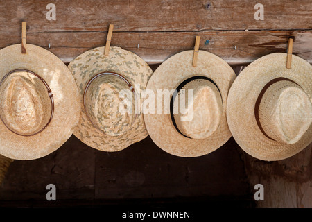 Les chapeaux de paille à vendre, marché de la région de Sineu, Majorque, Îles Baléares, Espagne Banque D'Images