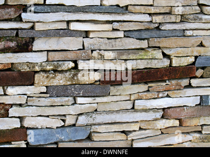 Ancien mur fait de pierres sèches construit par un maçon Banque D'Images