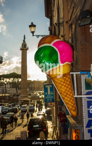 Énorme cône de glace comme publicité pour un glacier, colonne de Trajan à l'arrière, Rome, Lazio, Italie Banque D'Images