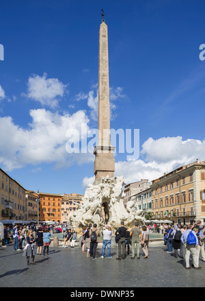 Fontaines des quatre fleuves ou Fontana dei quattro fiumi dans Piazza Navona, Rome, Latium, Italie Banque D'Images