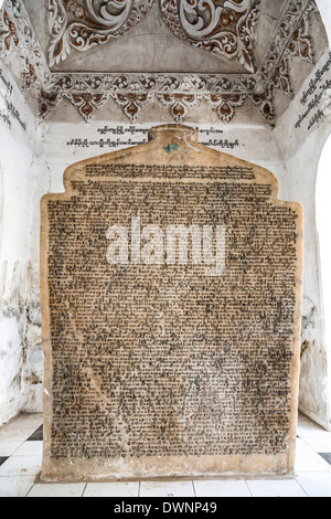 Inscription, canon pāli ou Tripitaka, un canon bouddhique, Atthakatha-tablettes de pierre, pagode Sandamuni, Mandalay, Région de Mandalay Banque D'Images