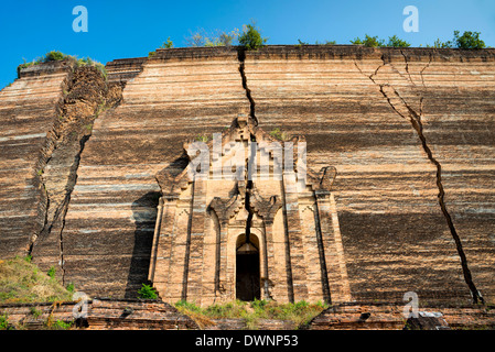 Tremblement de fissures, ruines de la pagode de Mingun Pahtodawgyi inachevé ou Pagode Mingun Pahtodawgyi ou Paya, Région Rhône-Alpes, Banque D'Images