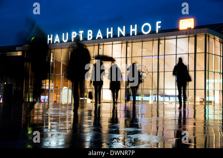 Silhouettes de personnes au crépuscule en face de la gare centrale de Cologne ou Hauptbahnhof, Cologne, Rhénanie du Nord-Westphalie, Allemagne Banque D'Images