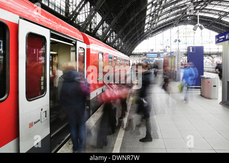 Les gens d'embarquer dans un train, la plate-forme à la gare centrale de Cologne ou Hauptbahnhof, Cologne, Rhénanie du Nord-Westphalie, Allemagne Banque D'Images