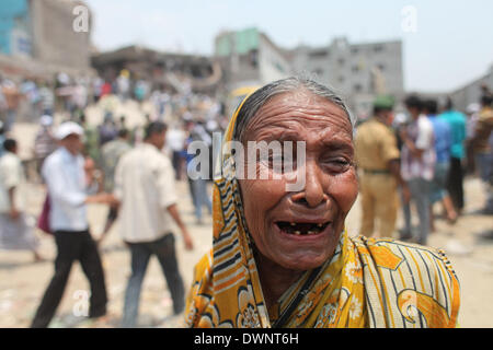 Dhaka, Bangladesh. Apr 26, 2013. (Fichiers) dans cette photographie prise le 25 avril 2013.Plusieurs milliers de travailleurs du vêtement au Bangladesh ont perdu leur emploi après leur usine a été découvert avec des graves problèmes de sécurité et d'arrêt, ont dit. L'usine a été parmi des centaines, où les travailleurs croix vêtements pour les détaillants de l'Ouest, ciblés par des experts en matière de sécurité pour l'inspection à la suite de l'effondrement du Rana Plaza building en avril 2013 qui a tué 1 135 personnes. L'équipe d'experts a ordonné l'évacuation de six étages de deux bâtiments adjacents immobilier entreprises de vêtements et de la renommée de Softex Knitting après t Banque D'Images