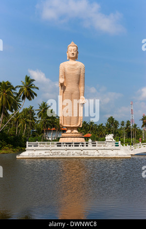 Sculpture de bouddha, mémorial de la catastrophe du tsunami sur 26.12.2006, région de l'Pereliya, Province du Sud, Sri Lanka Banque D'Images