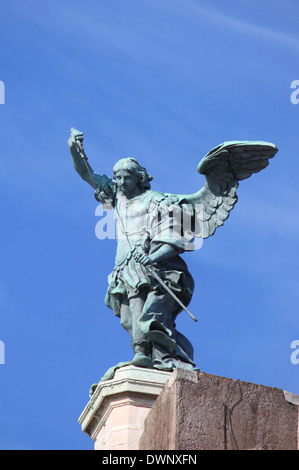 Statue de Saint Michel Archange sur le haut de Saint Angel Castle à Rome, Italie Banque D'Images