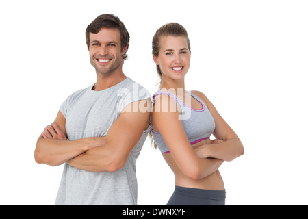 Portrait d'un jeune couple sportif avec les bras croisés Banque D'Images
