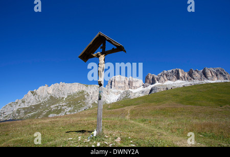 Wayside crucifix, sommet de Pordoi Pass, Groupe du Sella, Trentino Dolomites, province, la province de Belluno, Italie Banque D'Images