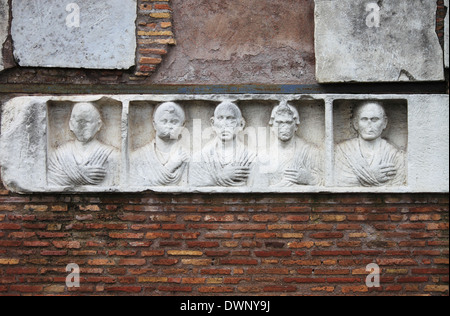 En Basrelief la via Appia de Rome, Italie Banque D'Images