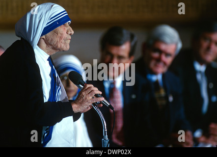 Mère Teresa, fondateur des missions de l'ordre de bienfaisance reçoit la médaille d'honneur du Congrès le 6 mai 1997 à Washington, DC. Banque D'Images