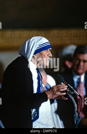Mère Teresa, fondateur des missions de l'ordre de bienfaisance reçoit la médaille d'honneur du Congrès le 6 mai 1997 à Washington, DC. Banque D'Images