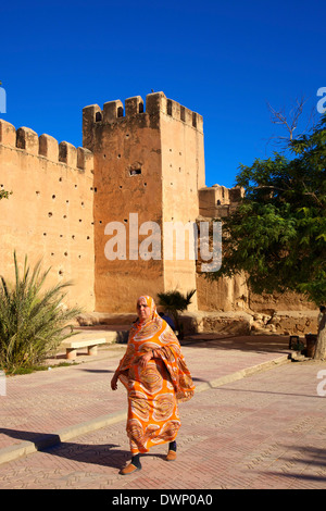 Femme en costume traditionnel avec l'enceinte de la vieille ville, Taroudant, Maroc, Afrique du Nord Banque D'Images