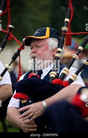 Piper à la collecte de Cowal Highland Games près de Dunoon sur la péninsule de Cowal en Ecosse Banque D'Images