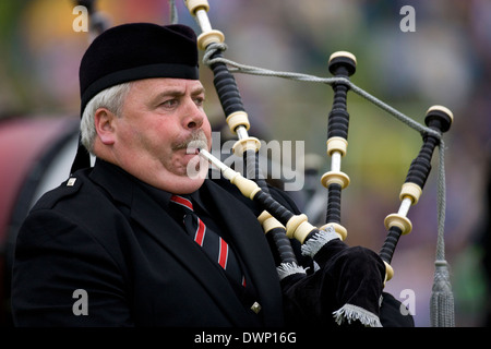 Piper à la collecte de Cowal Highland Games près de Dunoon sur la péninsule de Cowal en Ecosse Banque D'Images