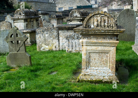 Les pierres tombales à St Jean le Baptiste churchyard, Cotswolds, Burford, Oxfordshire, Angleterre Banque D'Images