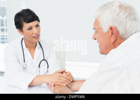 Les patients senior Female doctor holding hands Banque D'Images