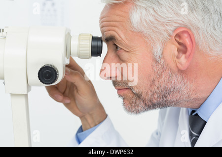 Close-up of a senior opticien Banque D'Images
