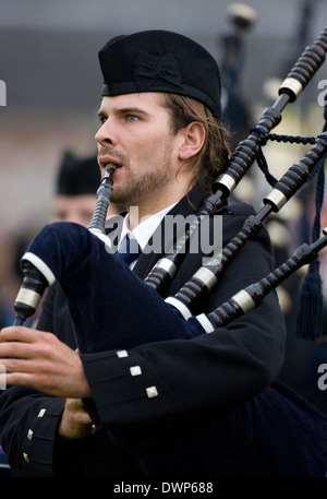 Piper à la collecte traditionnelle - Cowal Highland Games près de Dunoon sur la péninsule de Cowal en Ecosse Banque D'Images