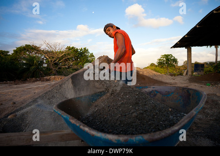 Raul Antonio Alueo, 29, pelles de sable pour être utilisés dans le processus de création de blocs de béton à Penonome, République du Panama. Banque D'Images