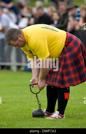 Sportsman sur le point de jeter l 'Tiger' au rassemblement. Cowal Jeux écossais traditionnel qui se tient chaque année à Dunoon en Ecosse Banque D'Images