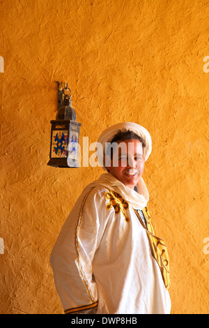 L'homme en costume berbère berbère, Merzouga, Maroc, Afrique du Nord Banque D'Images