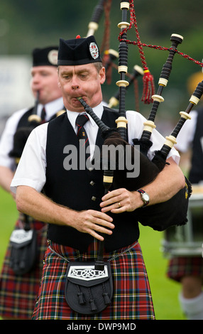 Piper dans une pipe band à la collecte de Cowal à Dunoon en Ecosse Banque D'Images